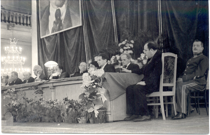Ավ. Իսահակյանը Մոսկվայի Միությունների տան հանդիպման նախագահությունում