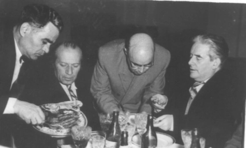 Ե. Քոչարը Ներսիսյան դպրոցի մի խումբ շրջանավարտների հետ. ձախից՝  Երվանդ Քոչար, Գուրգեն Հովնան,Դանիել Դզնունի,  [1950-1960–ականներ]  