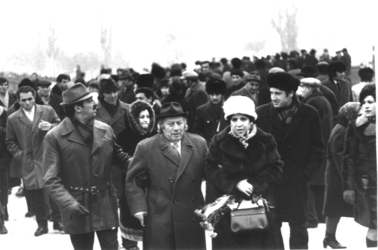 Երվանդ Քոչարը և Մանիկ Մկրտչյանը ամբոխի մեջ, 1975, Երևան
