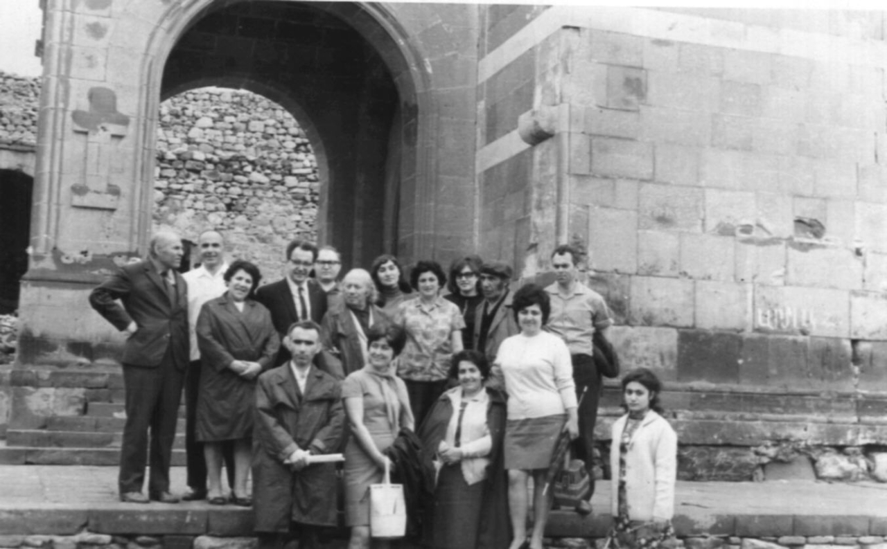 Ե. Քոչարը,  Մանիկ  Մկրտչյանը  և  մի խումբ մարդիկ  եկեղեցու մոտ, [1970–ականներ]