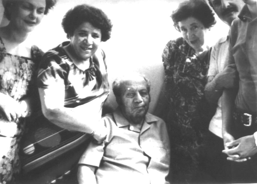 Երվանդ Քոչարը /կենտրոնում/, կինը՝ Մանիկ Մկրտչյանը /ձախից երկրորդը/ և մի խումբ մարդիկ, 1970-ականներ 
