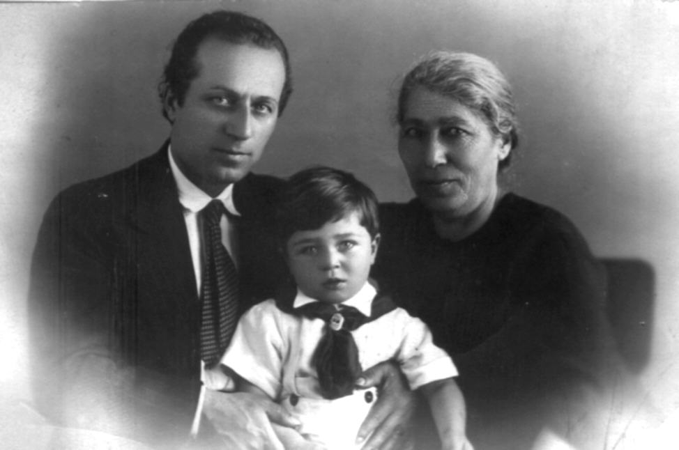 Երվանդ Քոչարը, մոր ՝ Ֆեոկլա Մարտիրոսյանի և  որդու Դավիթի հետ, Երևան, 1940 - ականներ