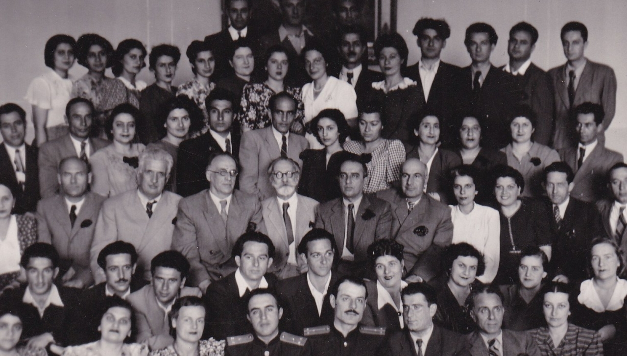 Կոնստանտին Սարաջևը  մի խումբ կոնսերվատորիայի դասախոսների և 1952թվականի շրջանավարտների հետ