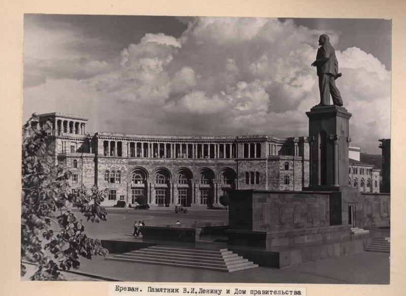 Լենինի արձանը և կառավարության տունը
