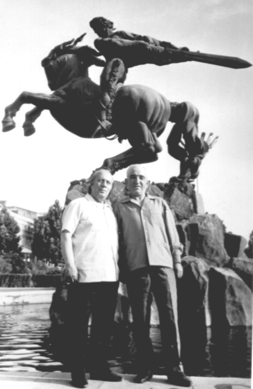 Ե. Քոչարը  և մի տղամարդ «Սասունցի Դավիթ» արձանի մոտ, Երևան, [1960-ականներ]