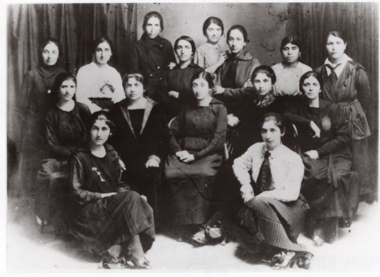 Հայկական Կարմիր խաչի մի խումբ կին անդամներ