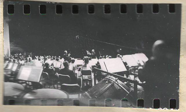 Նեգատիվ՝ լուսանկարի.  Ա. Խաչատրյանը թավջութակահար Մ. Ռոստրոպովիչի ևՆյու Յորքի սիմֆոնիկ նվագախմբի հետ Քարնեգի Հոլ համերգասրահում՝ իր հեղինակային համերգի ժամանակ 