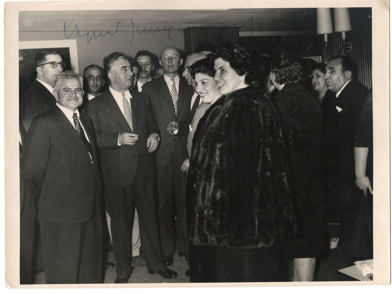 Լուսանկար. Ա. Խաչատրյանը Գ. Բազարյանի և իր արվեստի երկրպագուների հետ