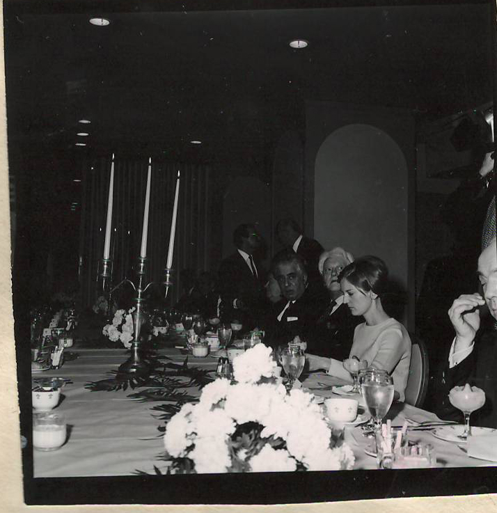 Նեգատիվ՝ լուսանկարի. Ա.Խաչատրյանը կոնջ՝ Ն.Մակարովայի և ԱՄՆ-ի հայ համայնքի ներկայացուցիչների հետ իր պատվին կազմակերպված ճաշկերույթի ժամանակ