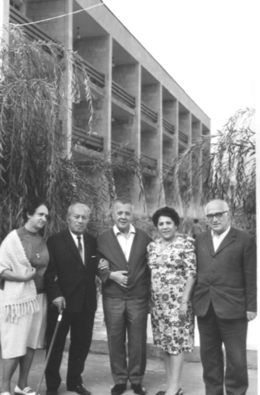 Ե. Քոչարը /ձախից  երկրորդը/, կինը՝ Մանիկ Մկրտչյանը /աջից երկրորդը/, մի  կին  և երկու տղամարդ  «Արզնի» առողջարանում, 15 հոկտեմբերի, 1973