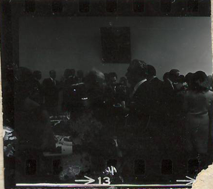 Նեգատիվ՝ լուսանկարի. Ա. Խաչատրյանը ՄԱԿ-ին առընթեր սովետական ներկայացուցչության աշխատակիցների և ԱՄՆ-ի հայ համայնքի ներկայացուցիչների հետ՝ իր պատվին կազմակերպված ճաշկերույթի ժամանակ