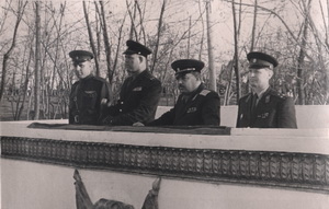 Խորհրդային բանակի սպաներ (աջից երկրորդը Գաբրիել Կամոևն է)
