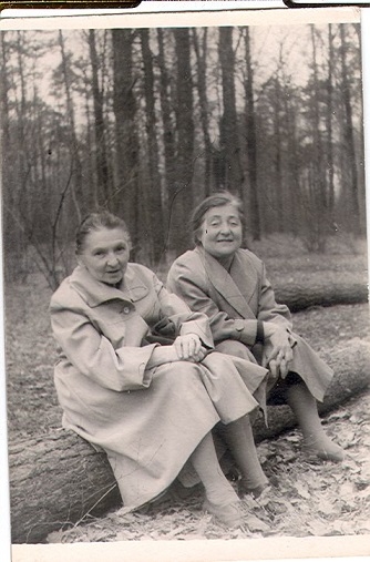 Մարինա և Տատյանա Սպենդիարովաները անտառում:
