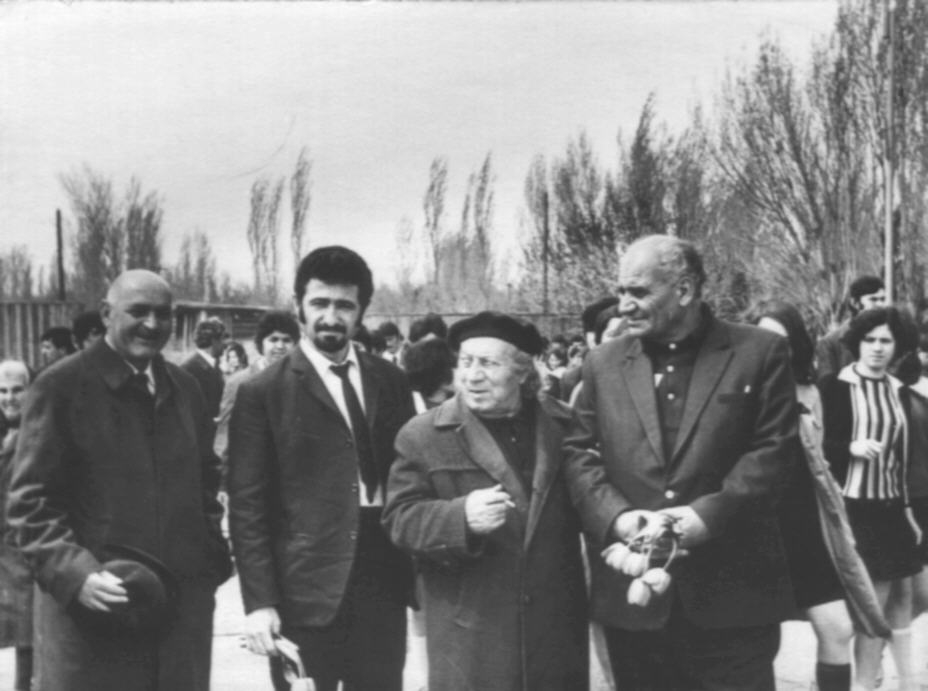 Ե. Քոչարը մի խումբ մարդկանց  հետ Ծիծեռնակաբերդում. ձախից երկրորդը՝ Դաշտոյան, Քոչար,  Արտաշես Մաթևոսյան, Երևան,  [1970–ականներ]