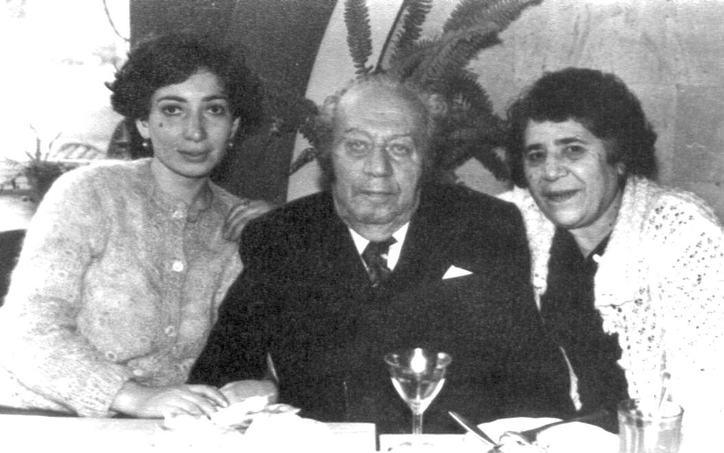 Ե. Քոչարը հարսի՝  Լալայի և կնոջ՝  Մանիկի հետ, Ծաղկաձոր, 1978