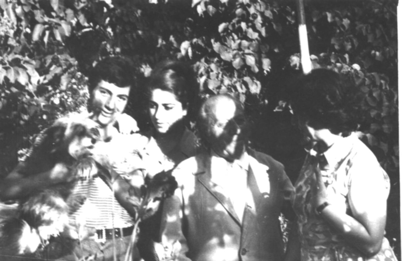 Երվանդ Քոչարը  Երջանիկ Կարախանյանի երեխաների և  կնոջ՝  Շաքե Աղազարյանի հետ նրանց այգում, Երևան, Նոր Նորք, 1970