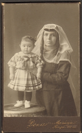 Թագուհի Խոջայանցը թոռան՝ Թամարա Խոջայանցի հետ