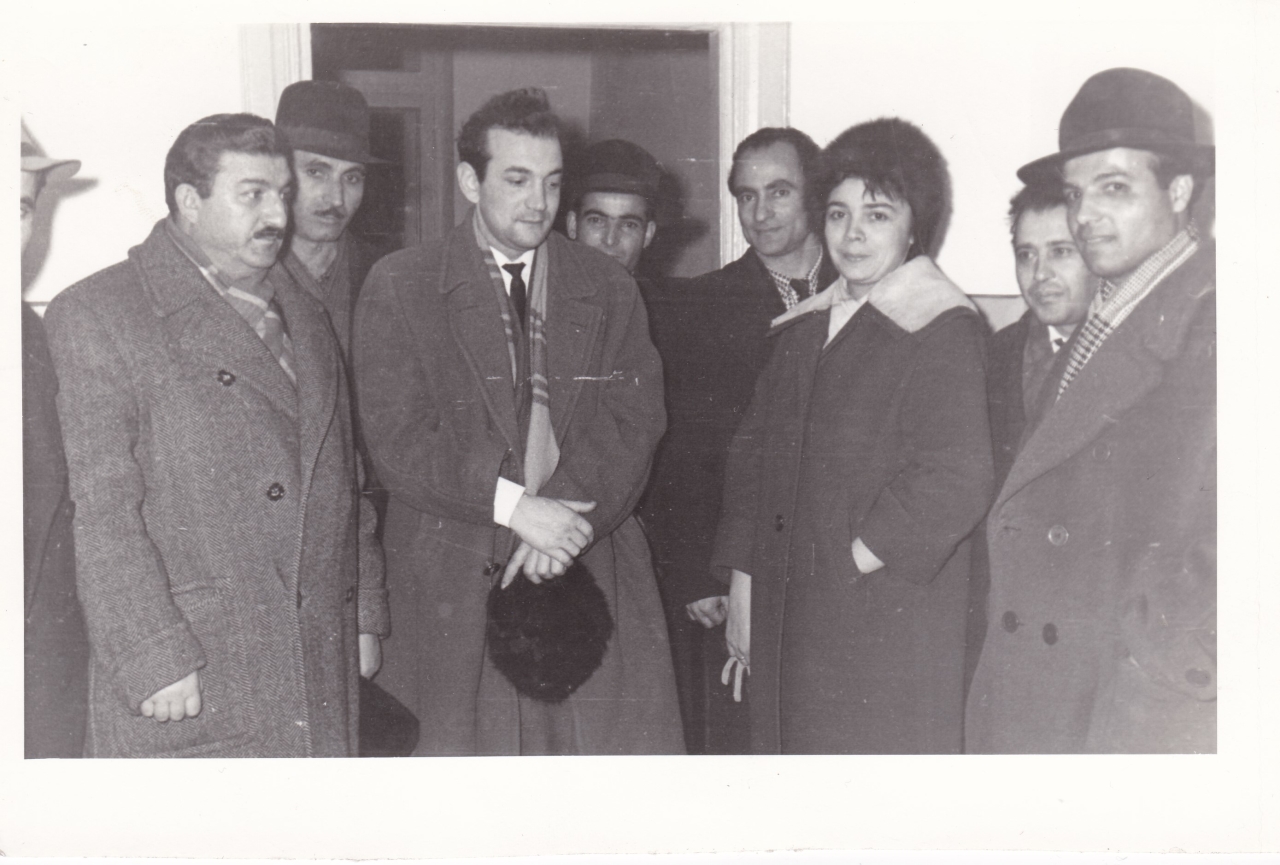 Ռ.Մադոյանը  (աջից՝երկրորդը ) շախմատիստ Վ. Կորչնոյը (ձախից՝  երրորդը)  և  այլք