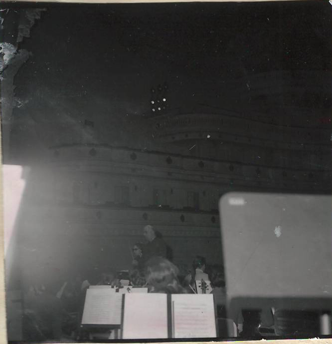 Նեգատիվ՝ լուսանկարի. Ա. Խաչատրյանը Նյու Յորքի  Քարնեգի Հոլ համերգասրահում՝ նվագախմբի հետ փորձի ժամանակ