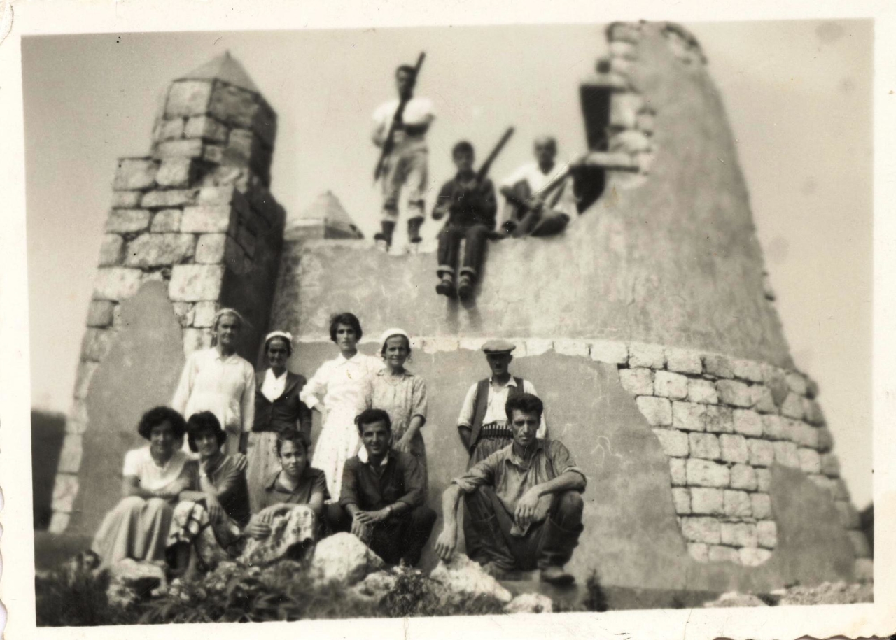 Մի խումբ մուսալեռցիներ Մուսա լեռան հերոսամարտին նվիրված հուշարձանի մոտ