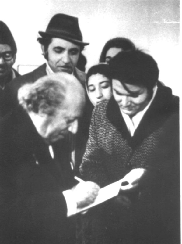 Մի խումբ մարդիկ  Բաքվում բացված  Երվանդ Քոչարի անհատական ցուցահանդեսի օրերին, ձախից առաջինը՝ Երվանդ Քոչար, երկրորդը՝ Ե. Կարախանյան, Բաքու, 4 ապրիլի, 1974