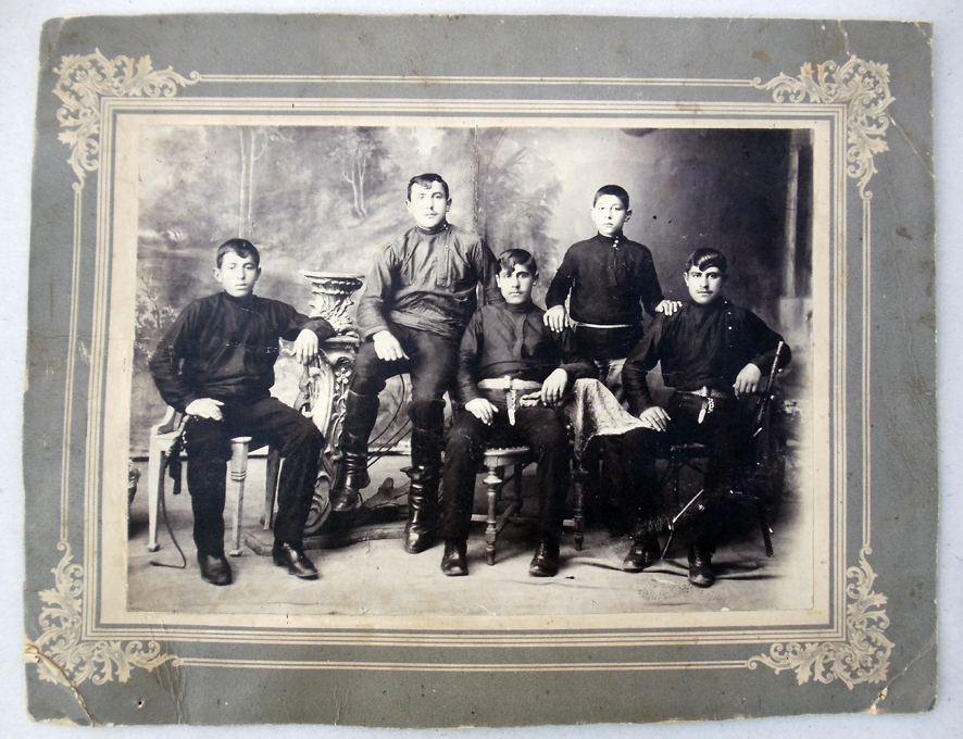 Լուսանկար Վահագն և Արշալույս Կիրակոսյանների և երեք այլ տղաների