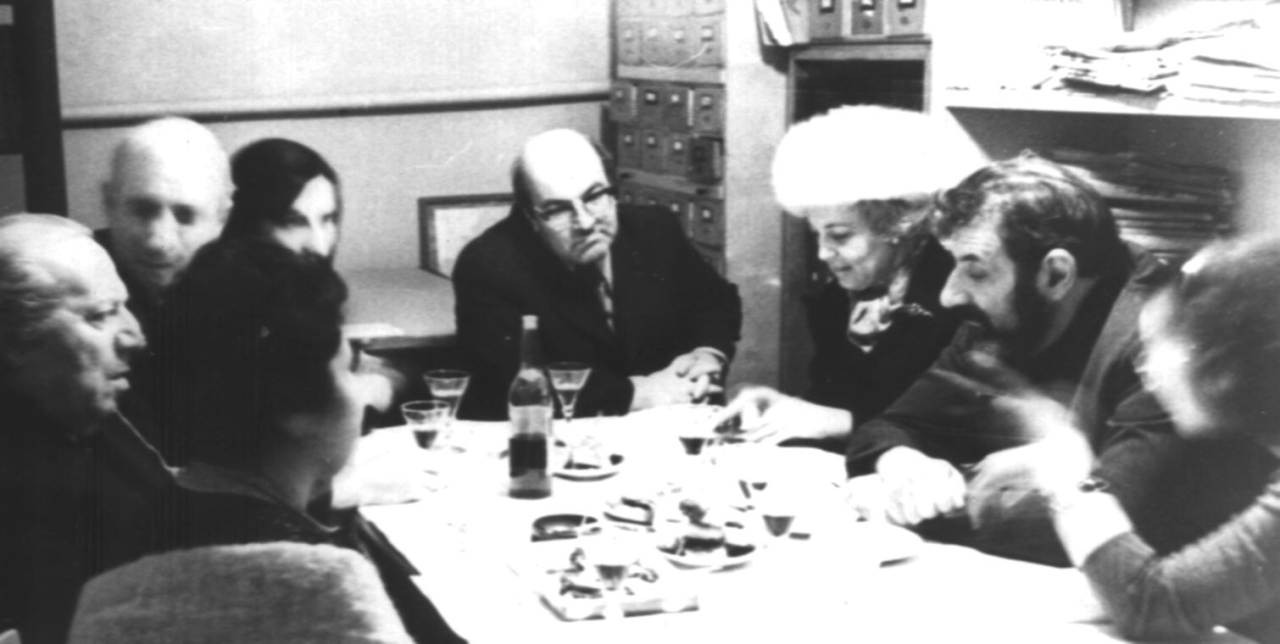 Մի խումբ մարդիկ «Արևելքի ժողովուրդների արվեստի թանգարանում» Ե. Քոչարի անհատական ցուցահանդեսի փակման ժամանակ. ձախից աջ՝ Մ. Մկրտչյանը, Ե. Քոչարը, Վ. Խաչիկյանը, Ռ. Խաչատրյանը, Ալ. Գասպարյանը, մի կին, Բրոդվեևը և Ս. Երլաշովան, Մոսկվա, 19 փետրվարի, 1974