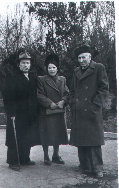 Ե. Քոչարը կնոջ՝ Մանիկի և մի տղամարդու  հետ, 1950-ական