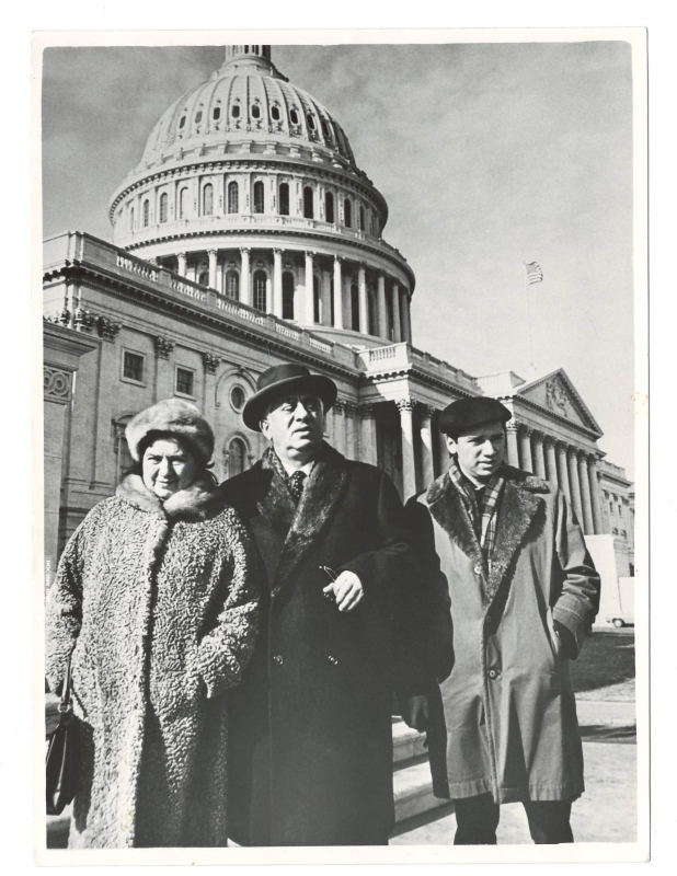 Լուսանկար . Ա.Խաչատրյանը կնոջ՝ Ն.Մակարովայի և իրենց որդու՝ Կ.Խաչատրյանի հետ Վաշինգտոնում Կապիտոլիումի  շենքի մոտ՝ իր հեղինակային համերգների օրերին: 