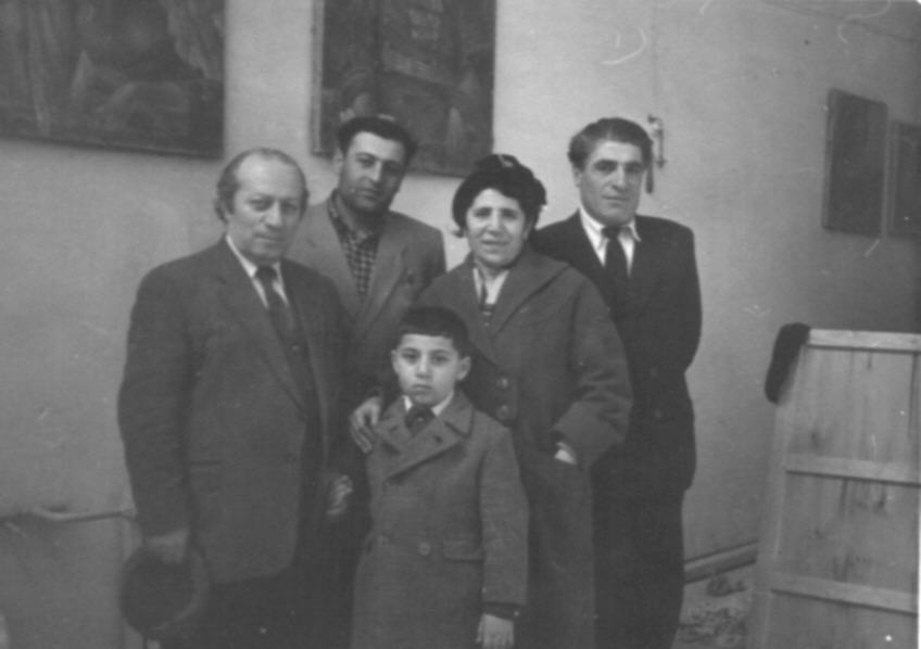 Ե. Քոչարը,  կինը՝ Մանիկը, որդին՝ Ռուբիկը և երկու տղամարդ, Երևան, 21 մարտի, 1961