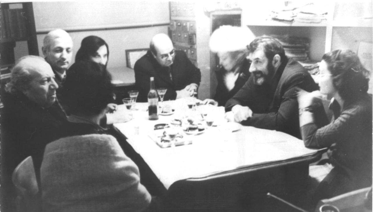 Մի խումբ մարդիկ «Արևելքի ժողովուրդների արվեստի թանգարանում» Ե. Քոչարի անհատական ցուցահանդեսի փակման ժամանակ. ձախից աջ՝ Մ. Մկրտչյանը, Ե. Քոչարը, Վ. Խաչիկյանը, Ռ. Խաչատրյանը, Ալ. Գասպարյանը, մի կին,  Բրոդվեևը  և  Ս. Երլաշովան, Մոսկվա, 19 փետրվարի, 1974