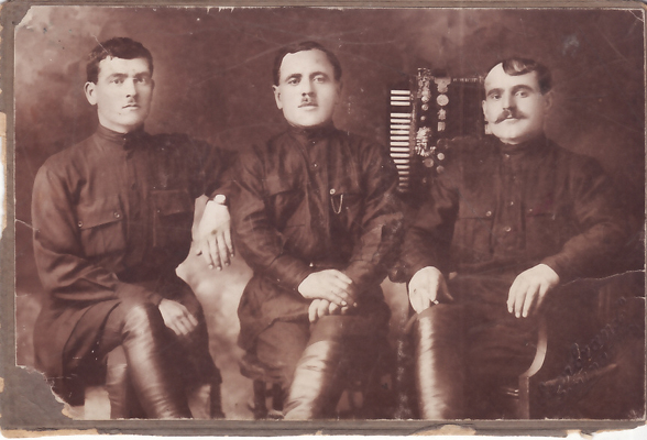Լուսանկար պղնձագործ Արտաշես Վարդիկյանի և երկու այլ տղամարդկանց
