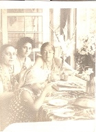 Սպենդիարովա Մարինան, Սուսաննան և երկու անծանոթ կին նստած սեղանի շուրջ:
