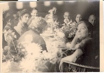 Մարինա Սպենդիարովան անծանոթների հետ սեղանի շուրջ նստած: