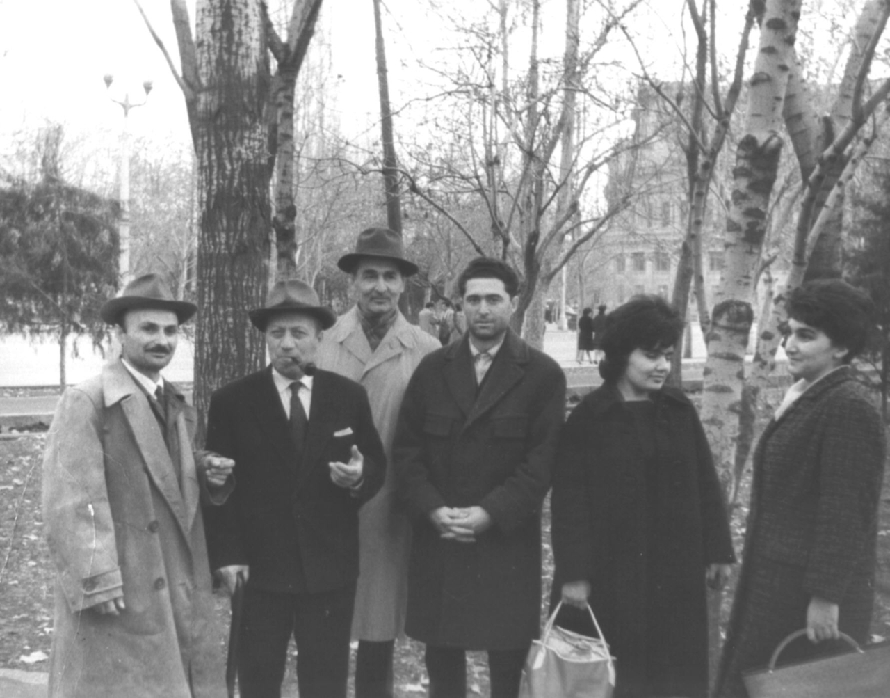 Ե. Քոչարը, Որդիք  Չիլինգարյանը,  նկարիչ Մամաջանյանը, արվեստաբան  Հենրիկ  Իգիթյանը,  վերջինիս կինը՝ Ժաննա Աղամիրյանը, Երևան, 25 մարտի, 1964 