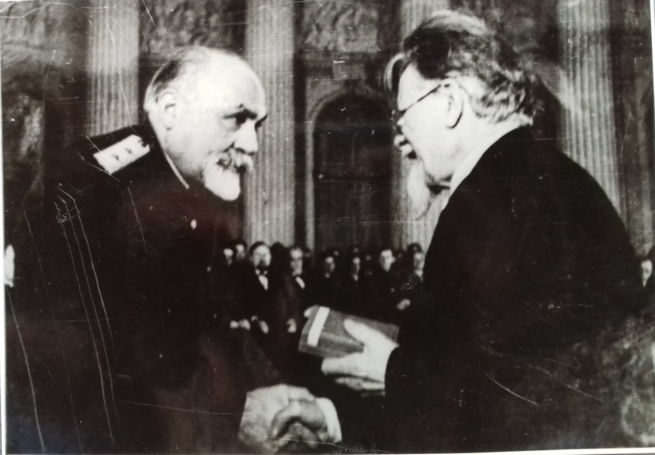 ՍՍՀՄ Գերագույն Սովետի նախագահության նախագահ Մ. Կալինինը Օրբելուն  Լենինի շքանշան հանձնելիս