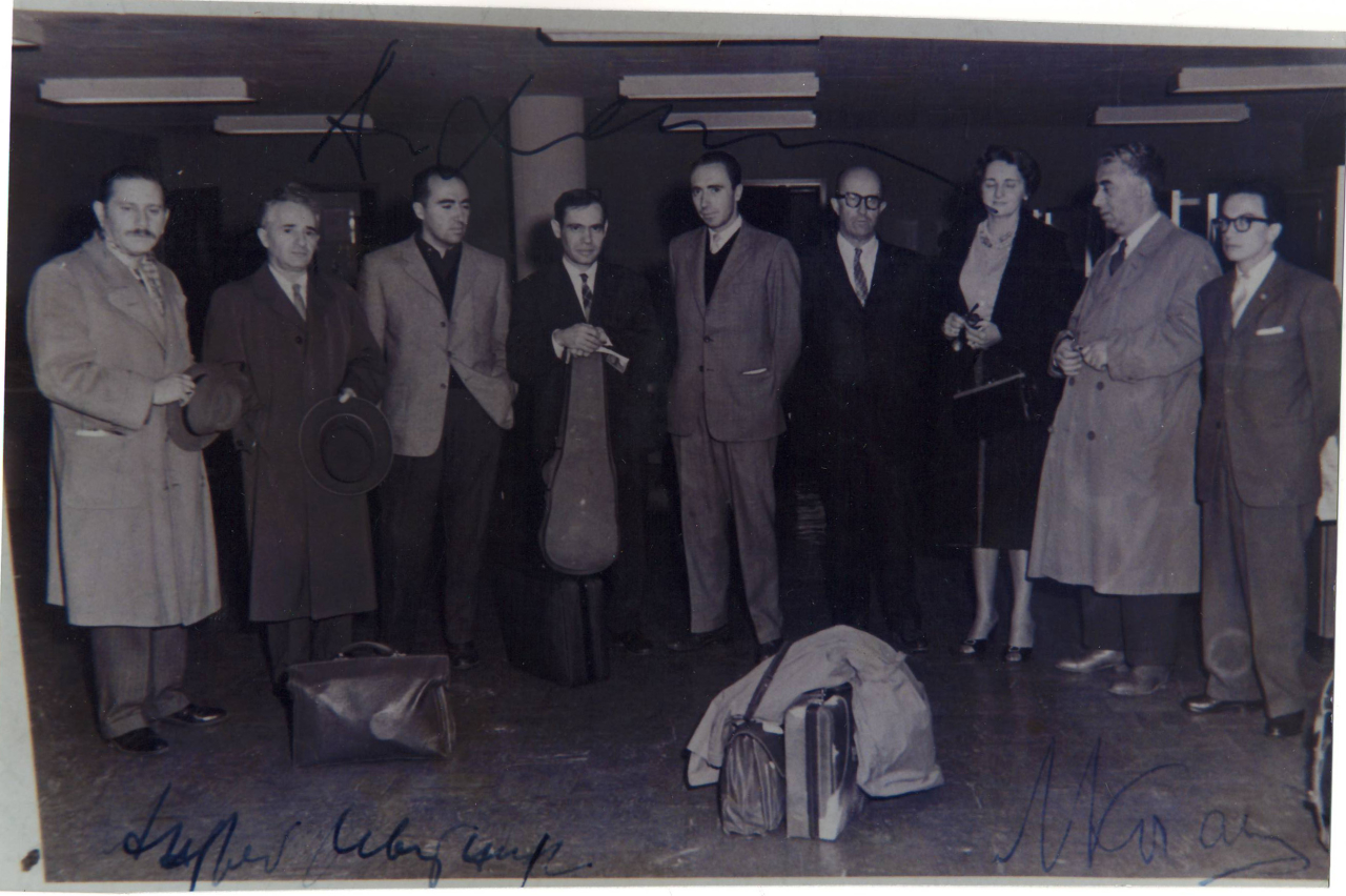 Լուսանկար. Ա. Խաչատրյանը ջութակահար Լ. Կոգանի և մի խումբ հայերի հետ, Բոգոտայի օդանավակայանում 