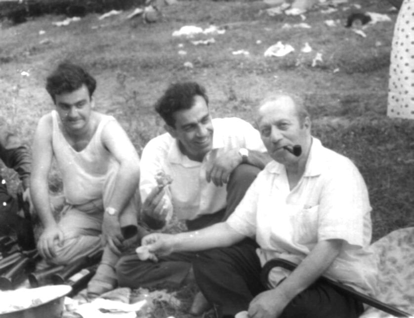 Ե. Քոչարը, Լ.Արամյանը /կենտրոնում/ և մի տղամարդ խնջույքի ժամանակ, [1960-ականներ]
