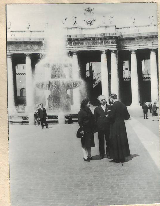 Նեգատիվ՝ լուսանկարի. Ա. Խաչատրյանը կնոջ՝ Ն. Մակարովայի հետ Վատիկանի պարտեզում, Հռոմի Պապ Հովհաննես XXIII-րդի հետ հանդիպումից առաջ