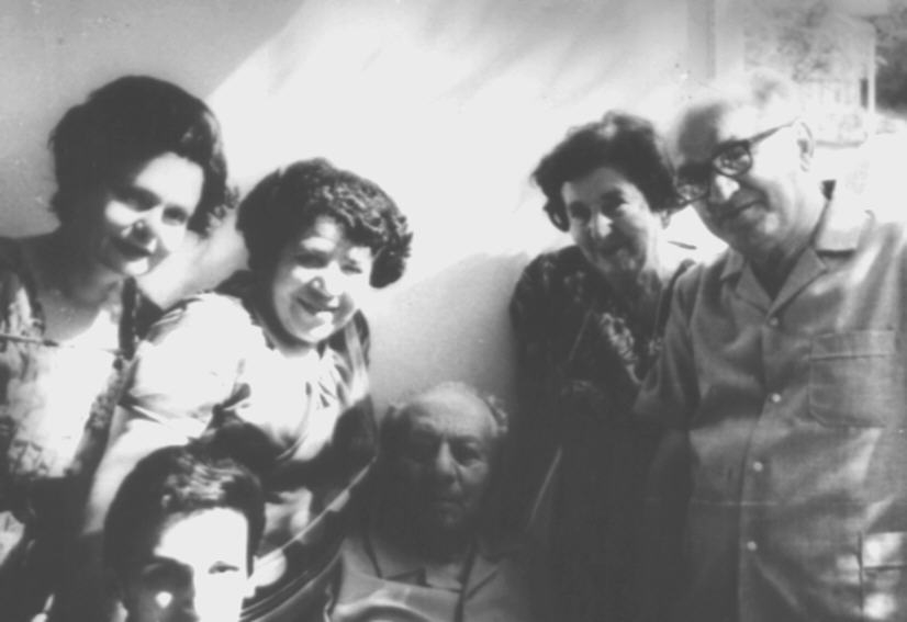 Ե. Քոչարը /կենտրոնում/, կինը՝ Մ. Մկրտչյանը/Քոչարի կողքինը՝ ձախից/  և մի խումբ մարդիկ,Երևան,  [1970–ականներ] 