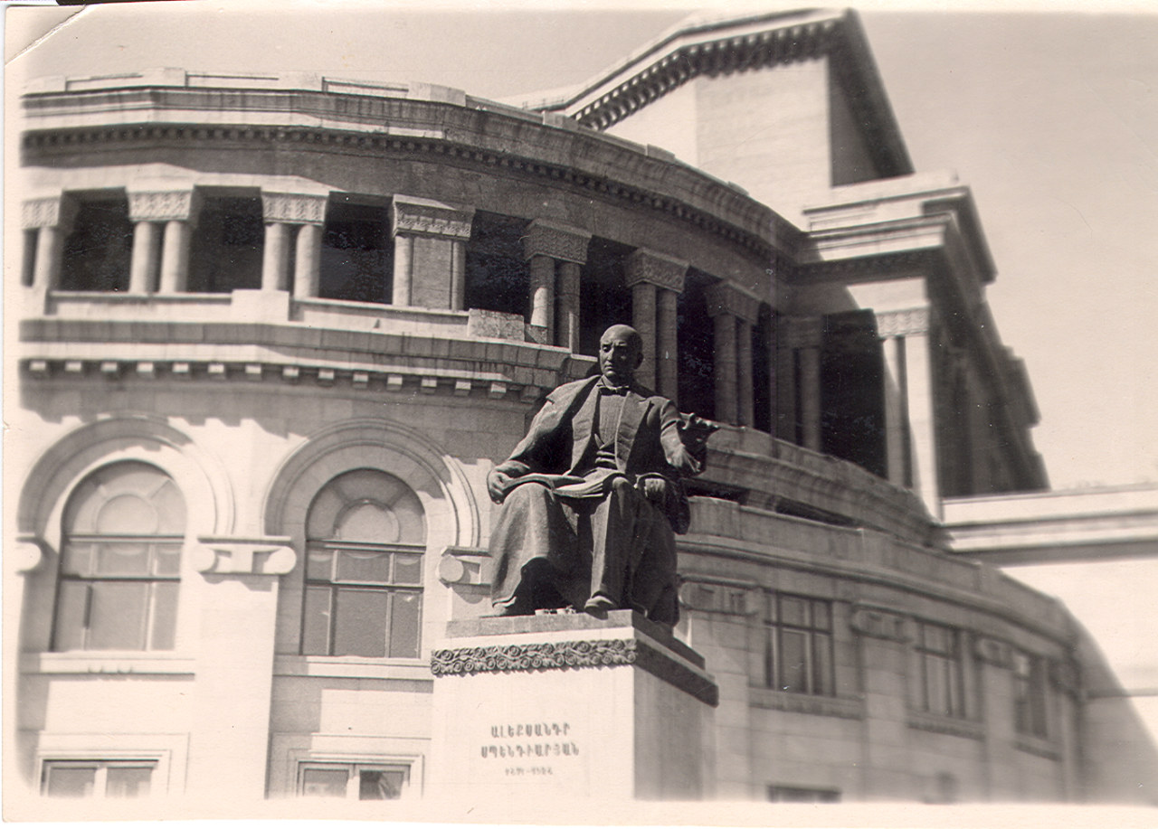 Ալեքսանդր Սպենդիարյանի հուշարձանը օպերայի բակում: