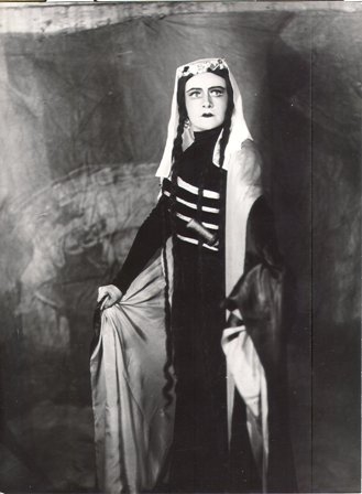 Բ. Զլատոգորովա-Ալմաստի դերակատարուհին «Ալմաստ» օպերայում 
