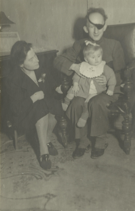  Օլգա Մանդրիկան  ծնողների  հետ
