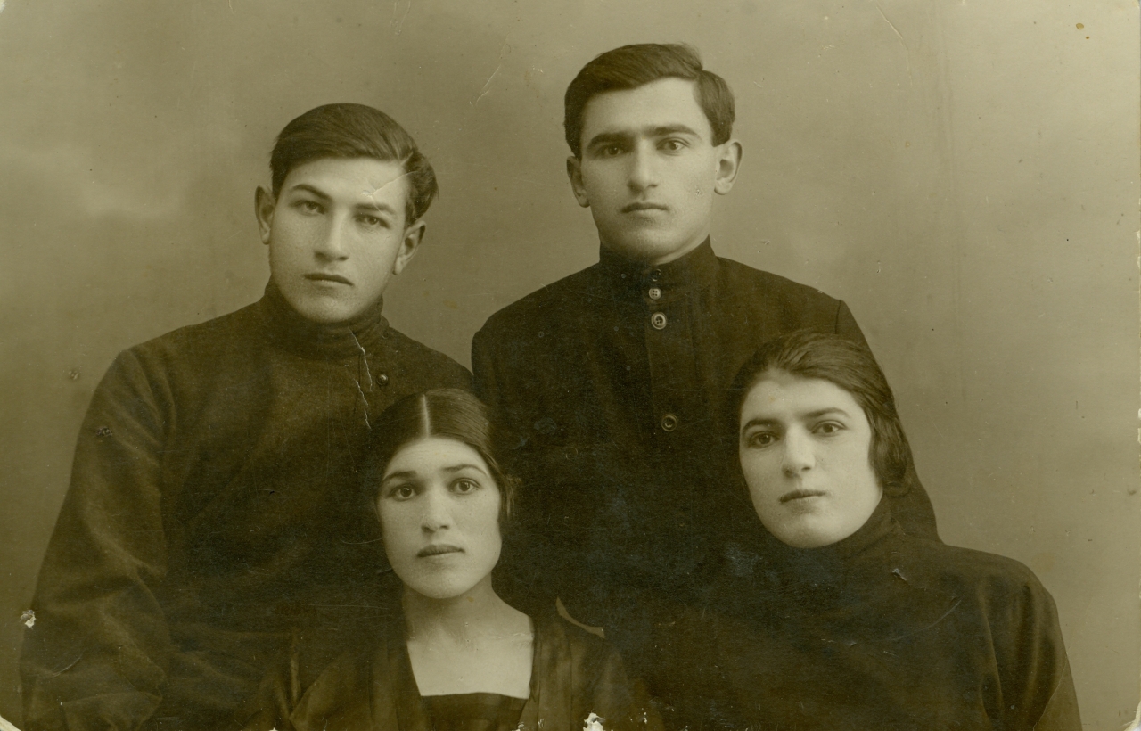 Ավետիք Աղաբեկի Մելիք-Օհանջանյանը քրոջ և նրա զավակների հետ