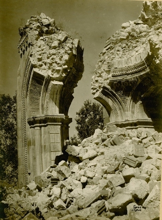 Տաթևի վանքի կիսաքանդ կամարները երկրաշարժից հետո