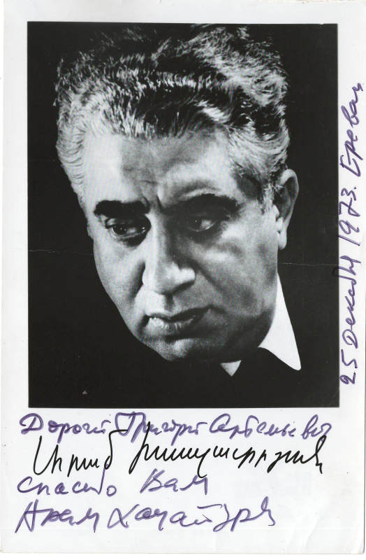 Լուսանկար-դիմանկար՝ Ա. Խաչատրյանի (մինչև կրծքավանդակը), իր ընծայագրով