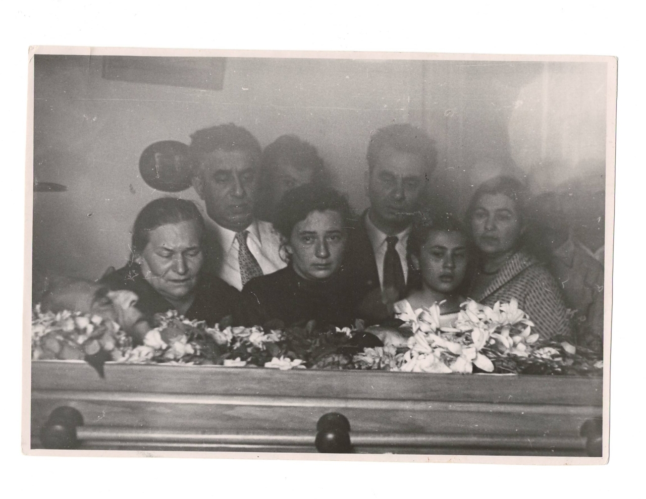 Լուսանկար. Ա.Խաչատրյանը կնոջ ՝ Նինա Մակարովայի և իրենց ազգականների հետ իր եղբայր Վաղինակի հոգեհանգստին ՝ իր երևանյան տանը 