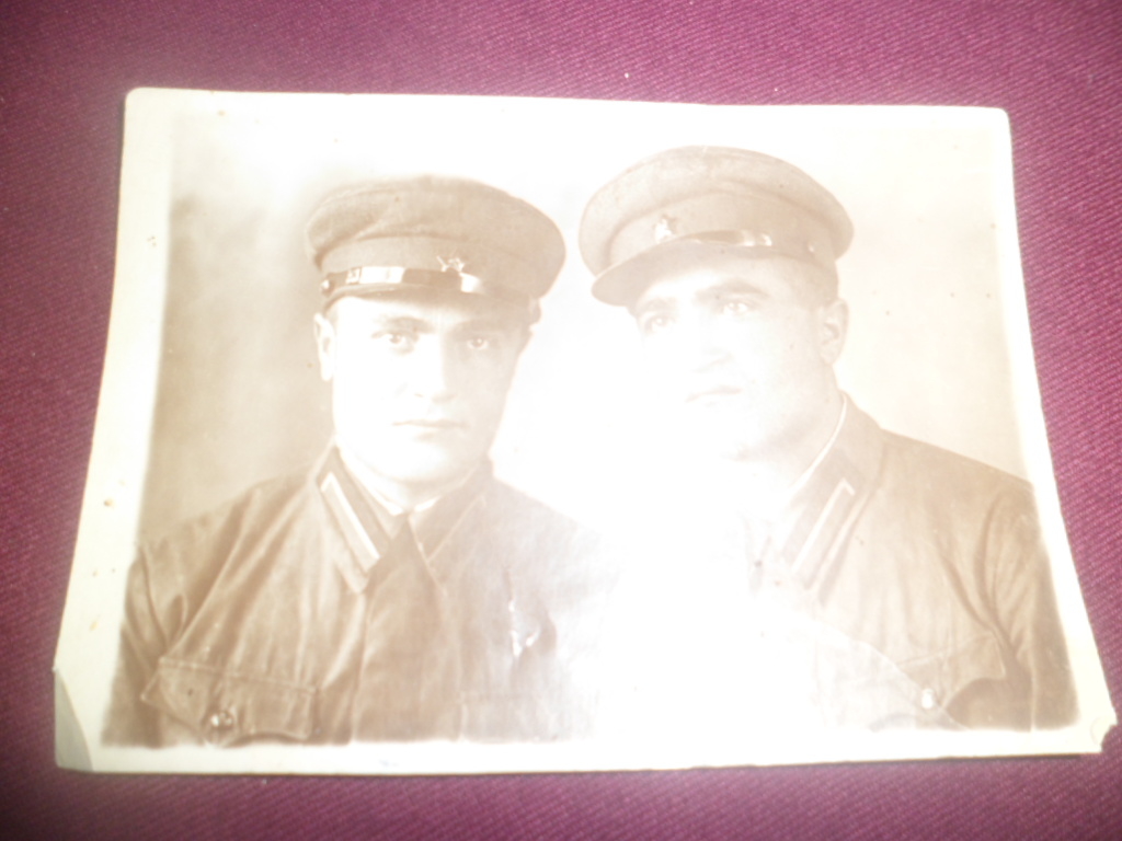 Լևոն Խաչատուրի Մանուկյանը (Հայրենական պատերազմի մասնակից)  ընկերոջ հետ