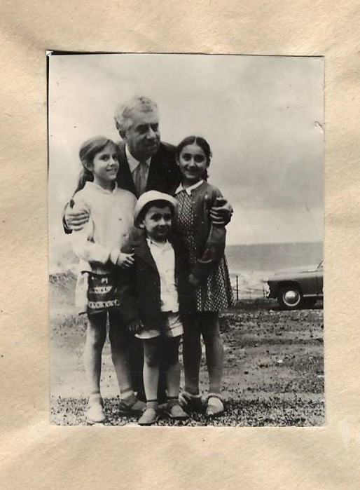 Նեգատիվ ՝լուսանկարի ՝ Ա.Խաչատրյանը կոմպոզիտորներ  Է.Միրզոյանի և Ալ.Հարությունյանի  երեխաների հետ Սևանա լճի ափին 