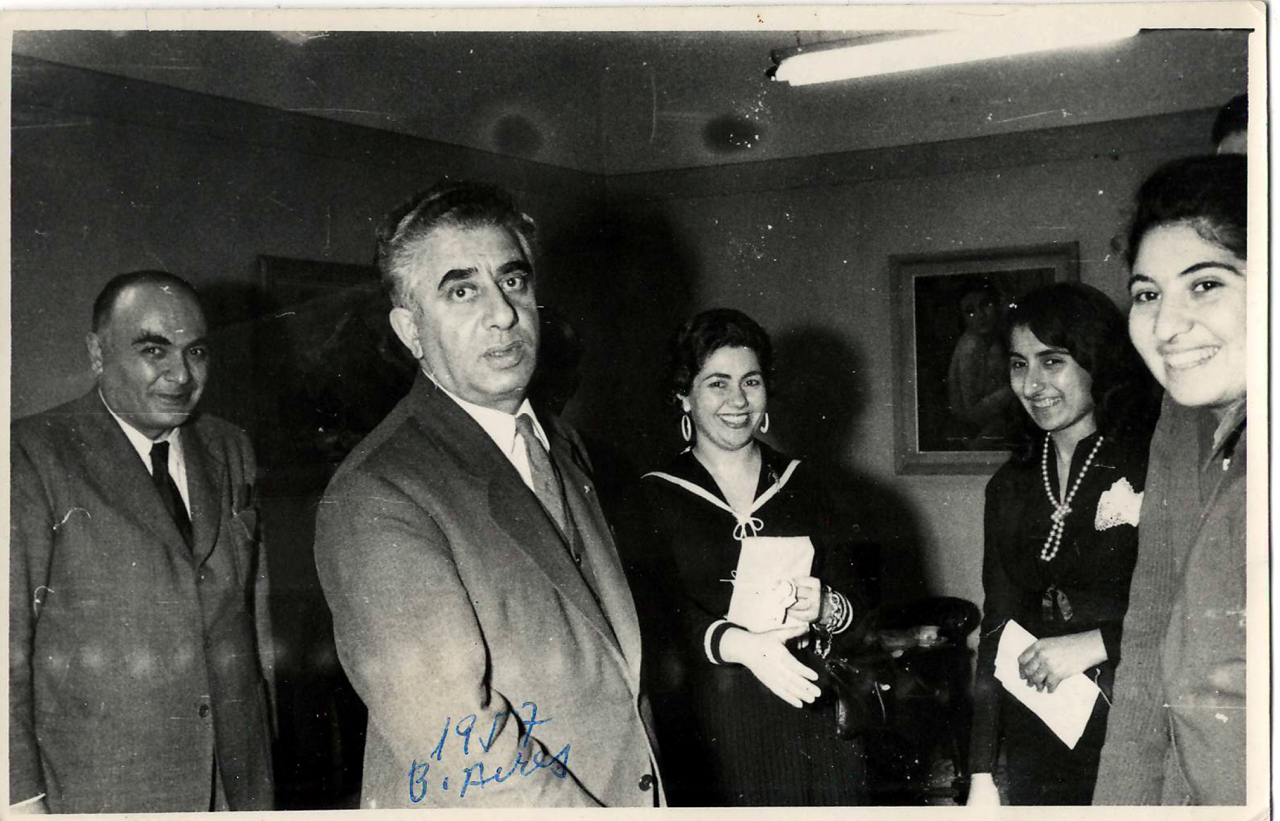 Լուսանկար. Ա. Խաչատրյանը արգենտինաբնակ Ս. Բարիկյանի  և այլոց հետ Բուենոս Այրեսում